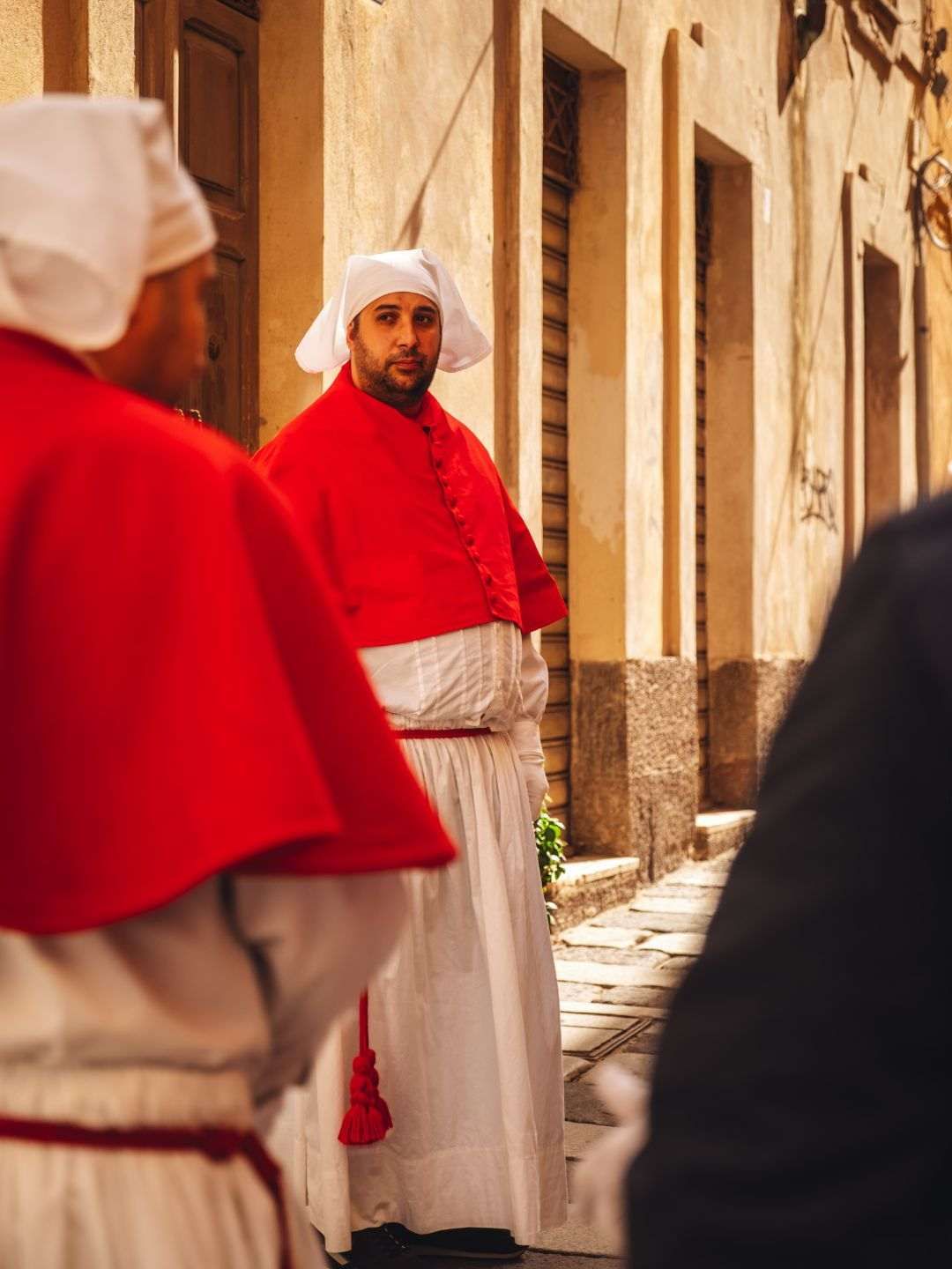 Membro di una confraternita durante la Settimana Santa a Sassari