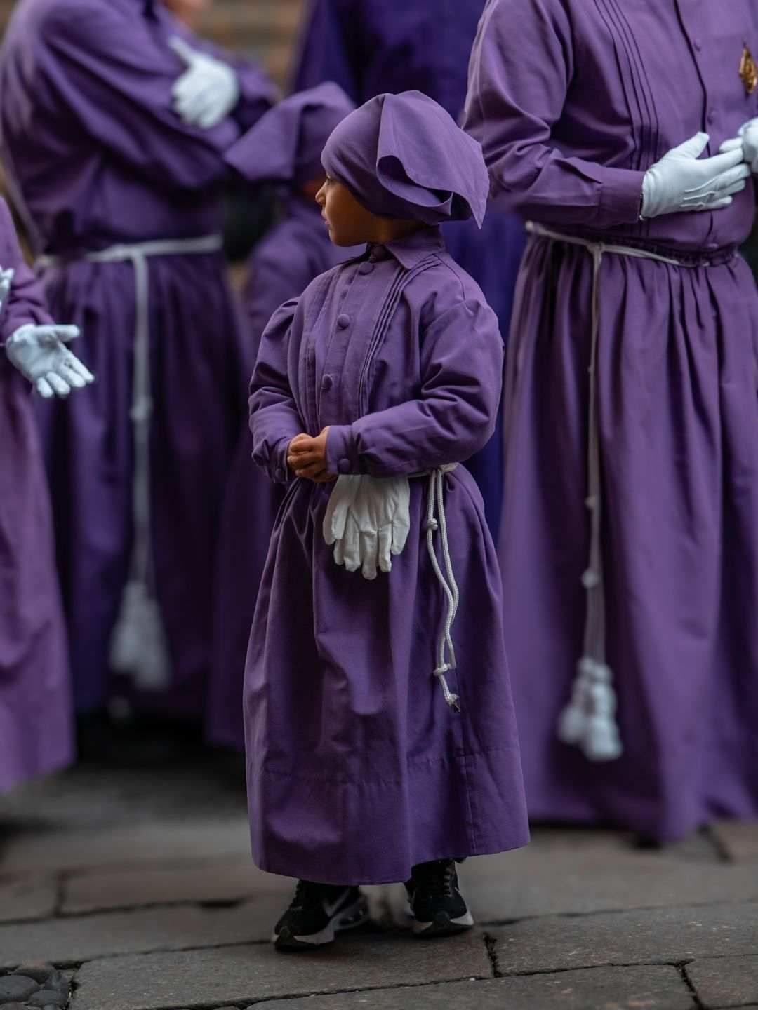 Bambino con abito viola della confraternita alla Settimana Santa di Sassari