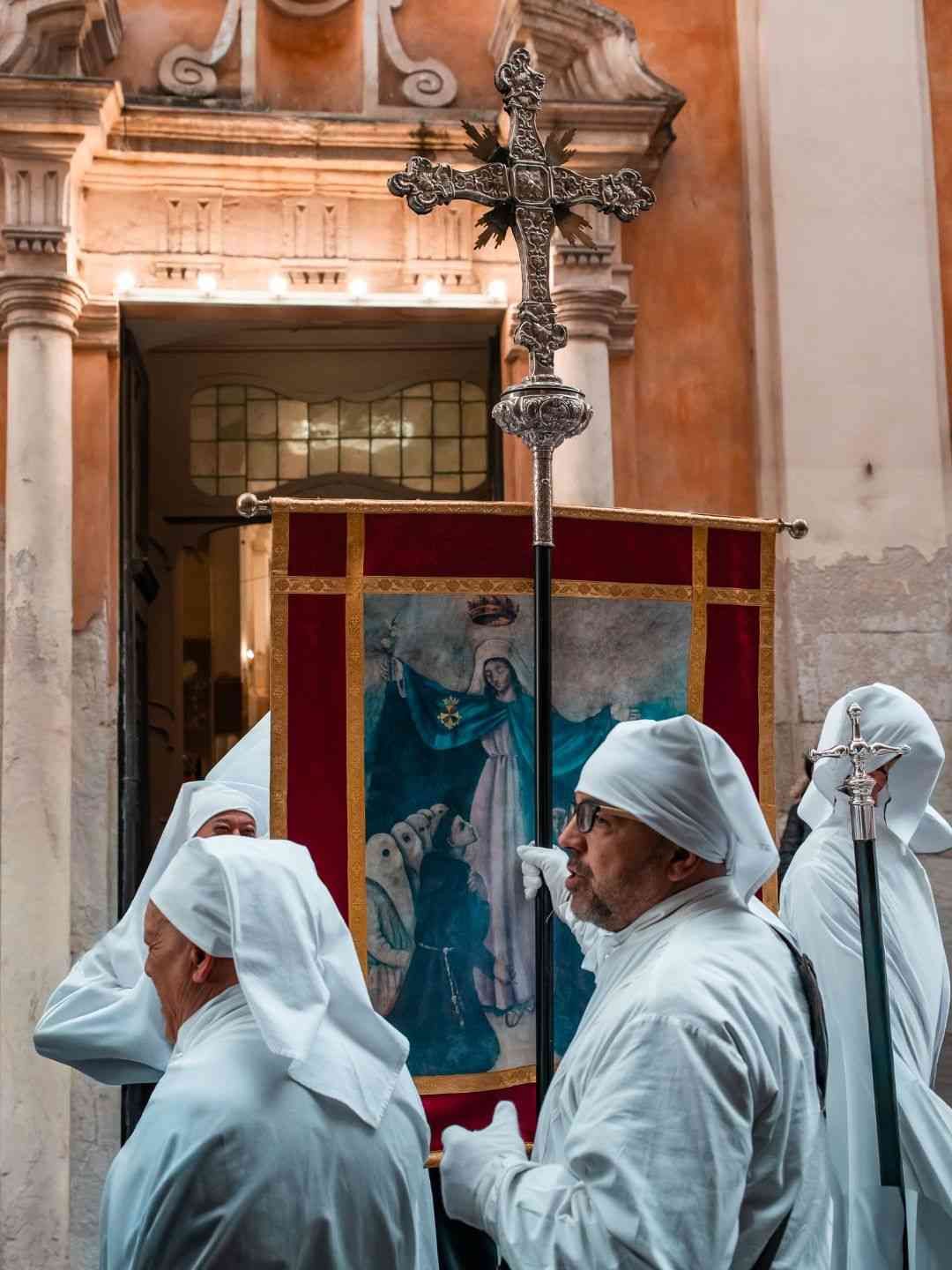 Processione con crocifisso portato da una confraternita durante la Settimana Santa di Sassari